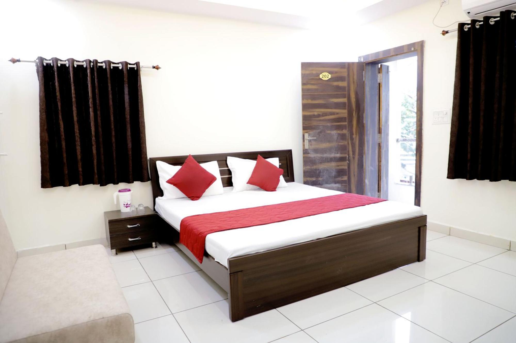 Hotel Jag Laxmi Palace Prime Location Main Road Near Mahakal Temple And Railway Station Uddzsaín Kültér fotó